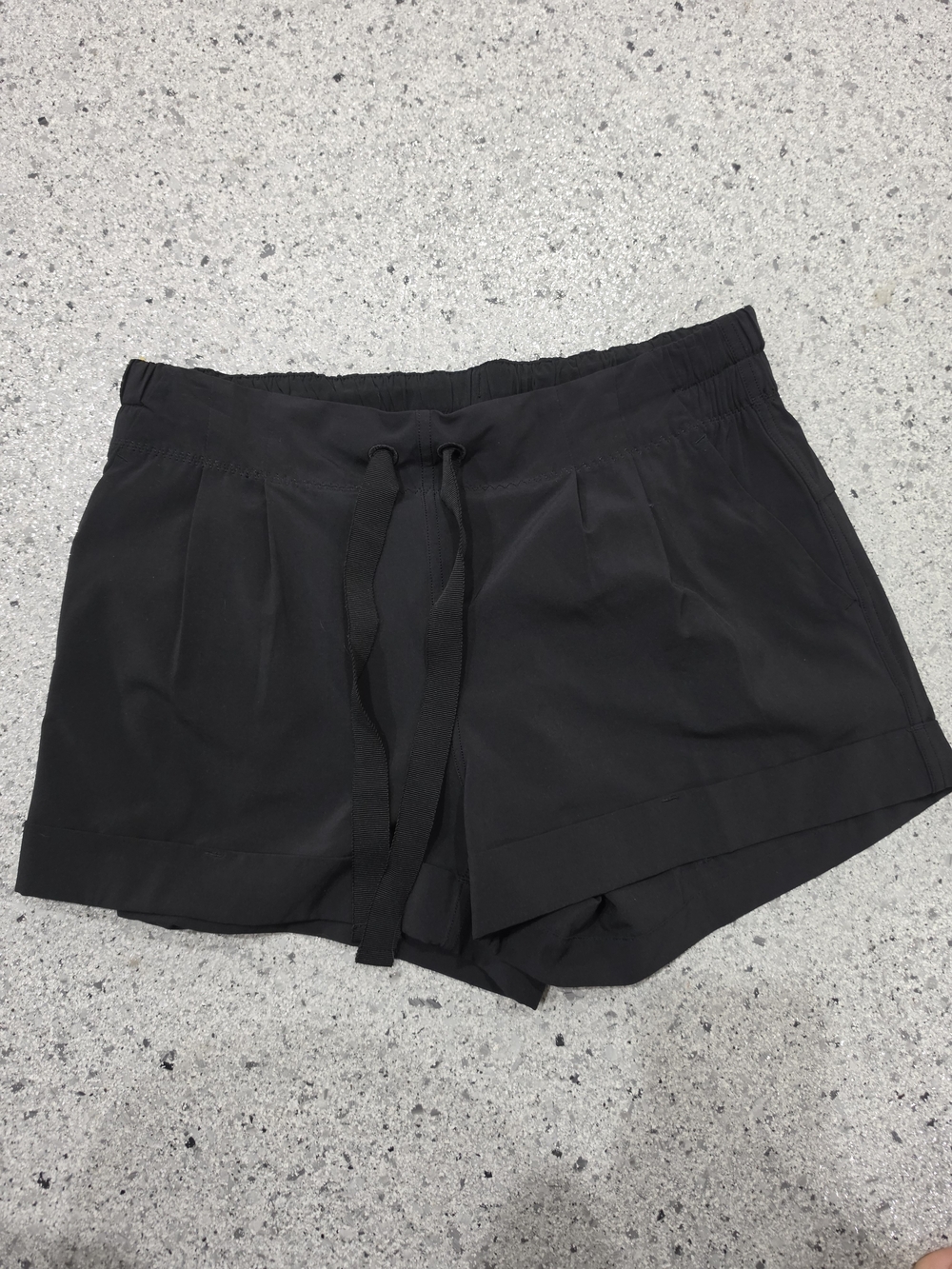Lululemon Black Pull-On Stretch Shorts Size 6 Drawstring Cuffed